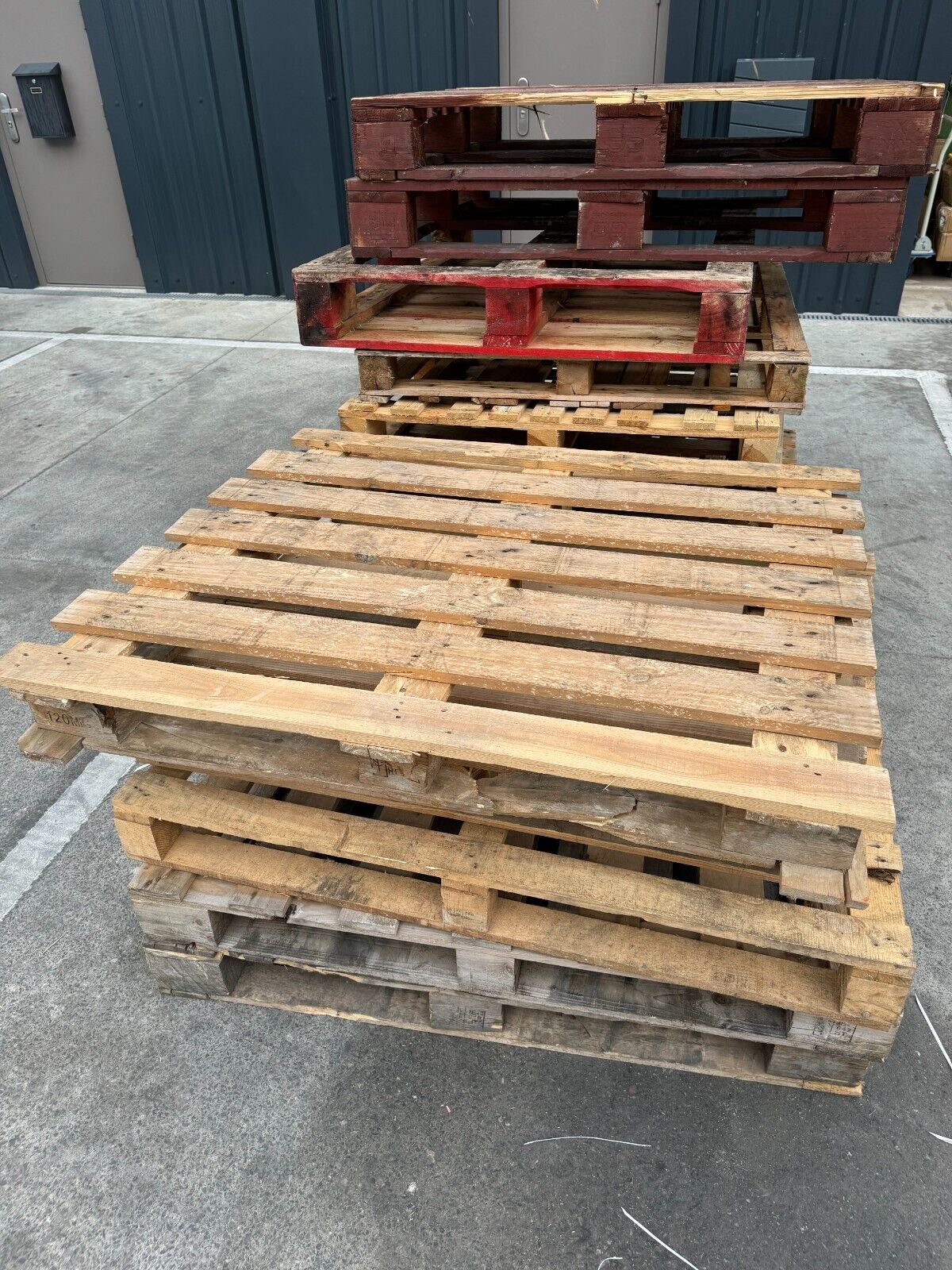 EMPTY WOODEN PALLETS ALSO FOR FIRE WOOD KINDLING FURNITURE FENCING ETC