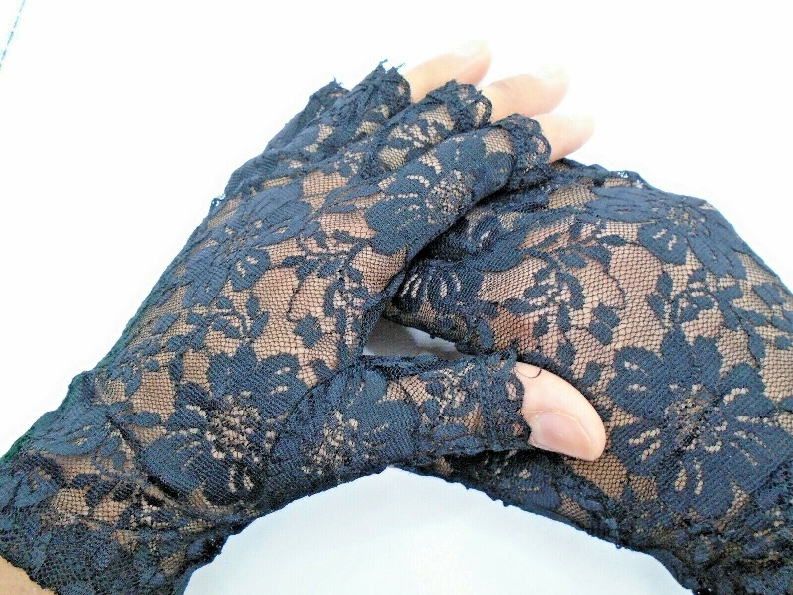 Fancy dress 80s Style Short Lace Fingerless Gloves