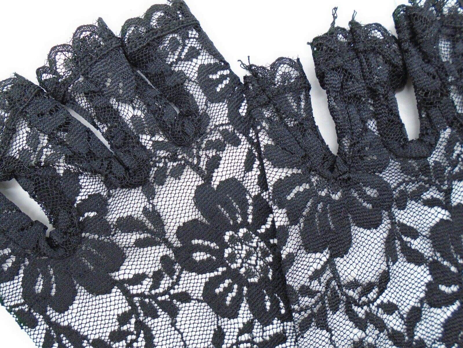 80s Style Short Lace Fingerless Gloves UK B